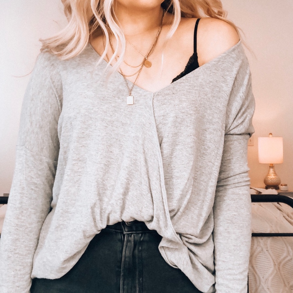 URBAN OUTFITTERS GREY CROSS TOP